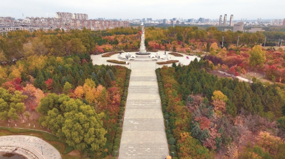 10.23 深秋时节,长春世界雕塑园披上斑斓彩衣,迎来一年中最富诗意的季节。金黄的银杏、赭红的枫叶与苍翠的松柏交织成色彩浓郁的油画,精美的雕塑作品点缀其间,艺术与自然展开一场静默对话。.png 10.23 深秋时节,长春世界雕塑园披上斑斓彩衣,迎来一年中最富诗意的季节。金黄的银杏、赭红的枫叶与苍翠的松柏交织成色彩浓郁的油画,精美的雕塑作品点缀其间,艺术与自然展开一场静默对话。.png