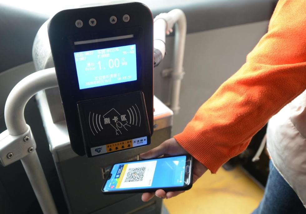 A passenger pays for bus ticket on Mianfangxi Road, Zhengzhou.jpg