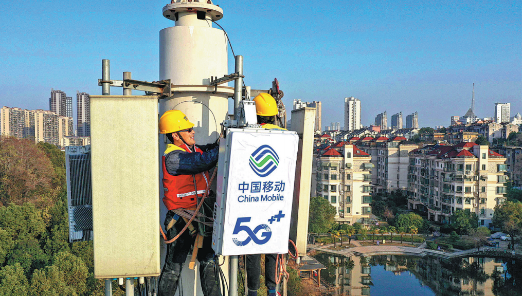 A worker is mending a 5G base station.jpg