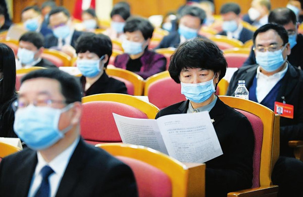 CPPCC members listen to the Standing Committee's work report.jpg