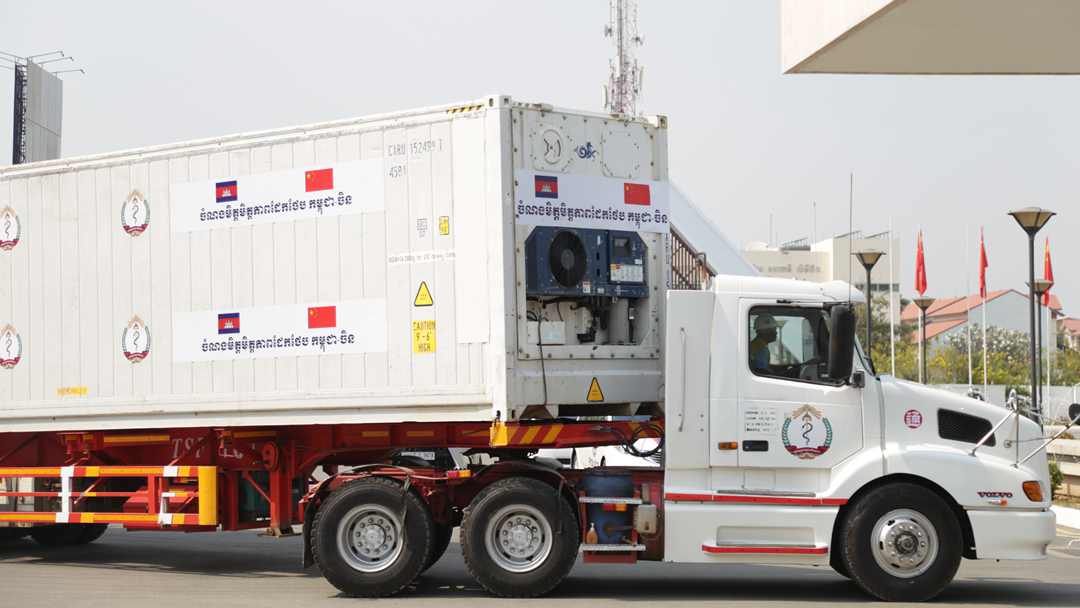 Cambodia receives first batch of China's COVID-19 vaccine donations.jpeg