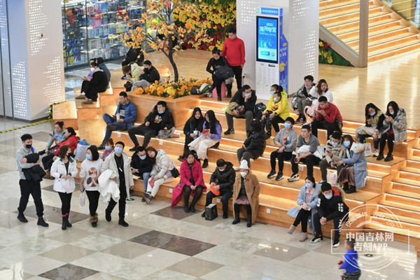 Customers are photographed in a shopping mall..jpg