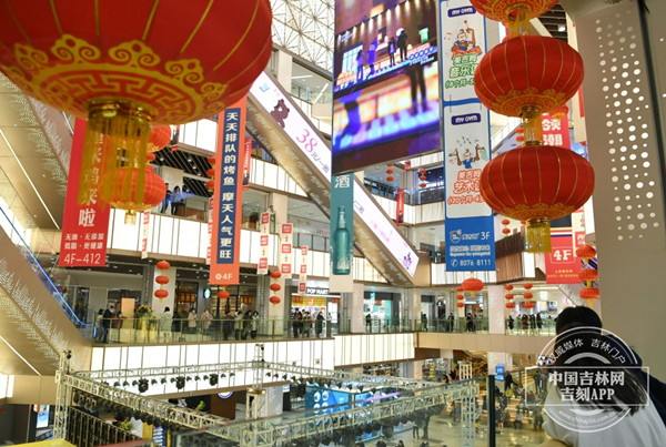 Red lanterns are hung up in a shopping mall, setting a festive mood..jpg Red lanterns are hung up in a shopping mall, setting a festive mood..jpg